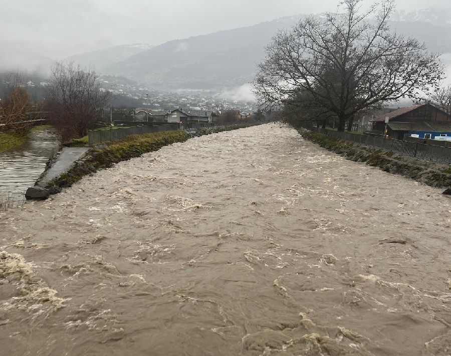 Intempéries : Les autorités montheysannes interdisent les promenades aux abords de la Vièze